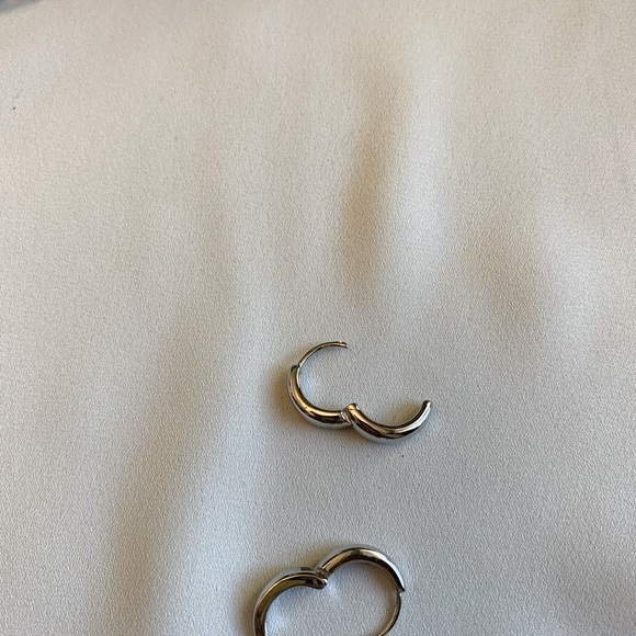 [🍍2 for $22] Simple Mini Silver Hoops - Picture 3 of 7